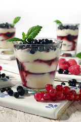 Dessert al mascarpone e frutti di bosco