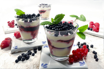 Dessert al mascarpone e frutti di bosco