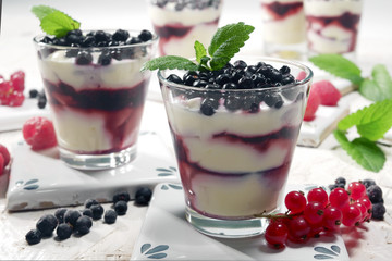 Dessert al mascarpone e frutti di bosco