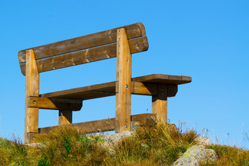 Erholung auf einer himmlischen Holzbank oder ein Platz an der Sonne