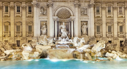 Fototapeta na wymiar The trevi fountain in rome at the night