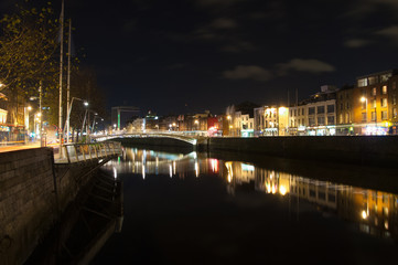 Fototapeta na wymiar night view over river Liffey Dublin