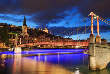 Obraz premium Illuminated Passerelle (footbridge) over the Saone river in Vieux Lyon at dusk. Lyon, France.