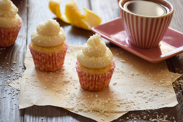 Lemon-coconut cupcakes