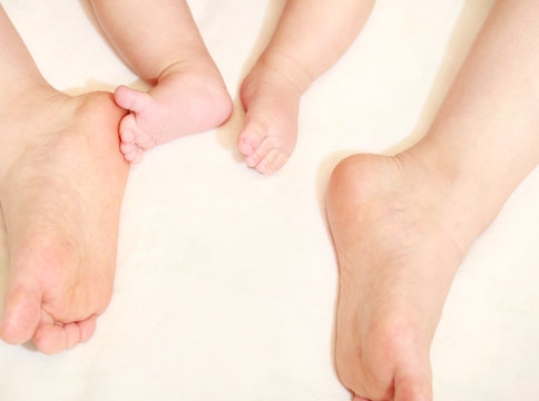 赤ちゃんとお母さんの足