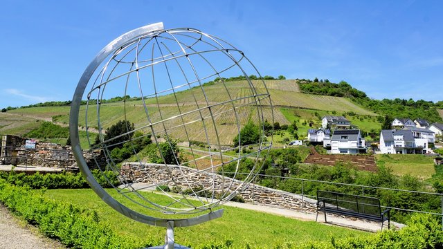 Globus im Pfarrgarten der Kirche St.Martin in Oberwesel, Mittelrhein