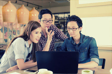 Asian Team group freelancer in casual suit are brainstorming and meeting at coffee shop cafe. Business and Office Concept.