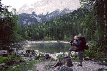 Wanderer mit Rucksack und Kamera