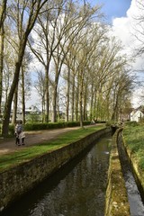Fototapeta na wymiar Promenade le long de la Woluwe et de son caniveau alimentant le moulin à eau de Lindekemale à Woluwe-St-Lambert