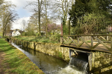La Woluwe entre les berges en pierres en amont du moulin à eau de Lindekemale à Woluwe-St-Lambert