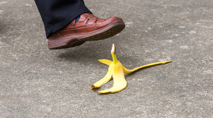 ein Mann wird auf eine Bananenschale treten und vielleicht ausrutschen