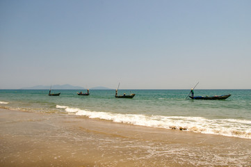Fototapeta na wymiar Traditional Vietnamese fishing along the beautiful coastline of Vietnam