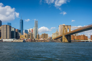 Fototapeta na wymiar Brooklyn bridge leading to the center of Manhattan New York