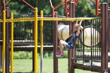 Fototapeta na wymiar 公園で遊ぶ女の子