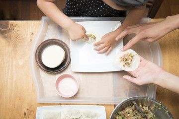 餃子を作る親子