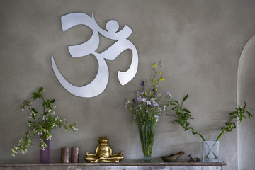 Eastern religious or spiritual decorations and plants in modern interior setting - obrazy, fototapety, plakaty