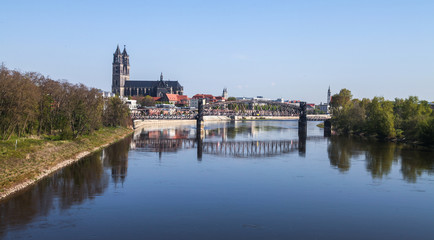 Fototapeta premium Dom mit Eisenbahnbrücke in Magdeburg