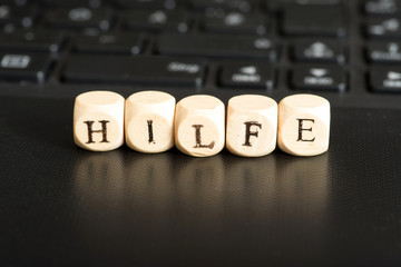 Ein Computer und das Wort Hilfe