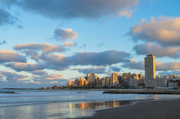 Obraz premium vista panorámica de la costa de la ciudad de Mar del Plata, Buenos Aires, Argentina