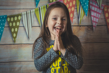 Маленькая девочка. Радость и восторг.