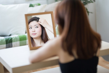 鏡を見る女性