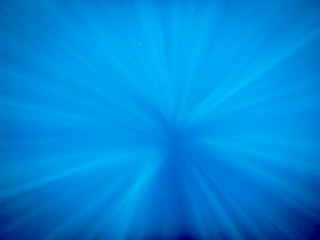 Sonnenstrahlen in das blaue Tief