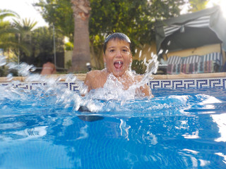 el niño nadando en la piscina divertiendo