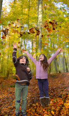 Kinder geniessen den Herbst