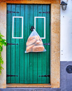 saco com p&atilde;o pendurado na porta