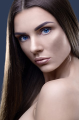Obraz premium Portrait of beautiful woman with glistening hair in studio