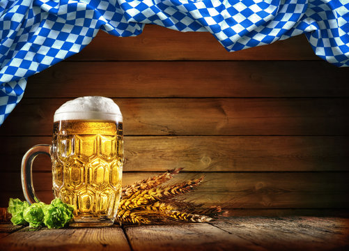 Oktoberfest Bier auf einem rustikalem Hintergrund