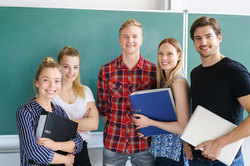 erfolgreiche junge studenten vor der tafel