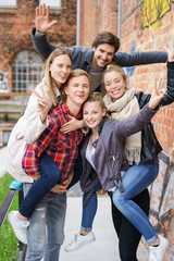 freunde haben spaß zusammen in der stadt