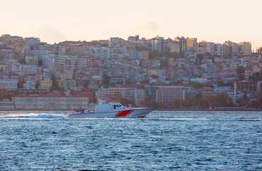 Obraz premium Coast Guard boat passes bosphorus in Istanbul