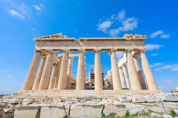 Obraz premium fasada świątyni Partenon na jasnym tle błękitnego nieba, wzgórze Akropol, Ateny Grecja