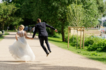 Ehepaar springen