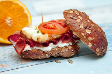 Integral bun with eggs, bacon and ham-Chrono diet