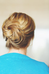 Naklejka premium Back view of beautiful hairpiece style, blond hair