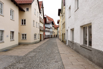 Fototapeta na wymiar Schmale Gasse in der Altstadt von Füssen