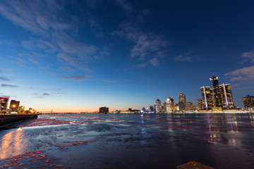 Fototapeta na wymiar Detroit Skyline zur blauen Stunde