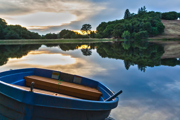 Obraz premium Boat on the Shore of a Lake