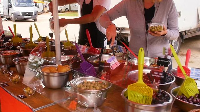 vendeuse d'olives sur un march&eacute; fran&ccedil;ais 