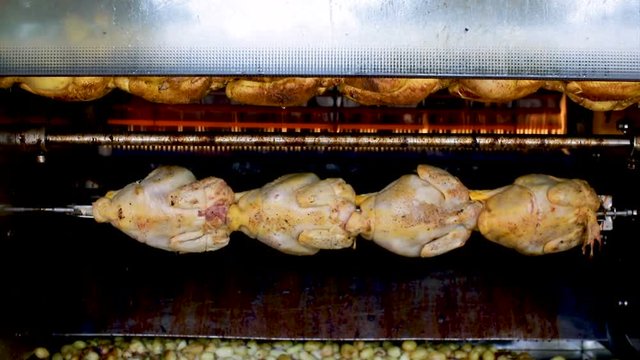 poulet dans un r&ocirc;tissoire gros plan 