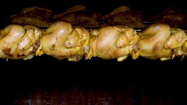 poulet dans un r&ocirc;tissoire gros plan 
