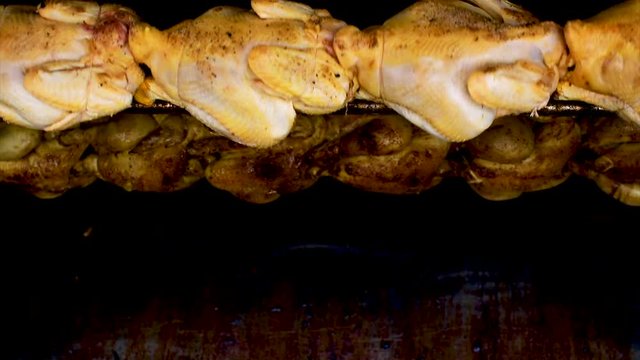 poulet dans un r&ocirc;tissoire gros plan 