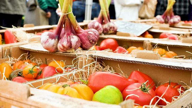 tomates du potager  sur un march&eacute; fran&ccedil;ais 
