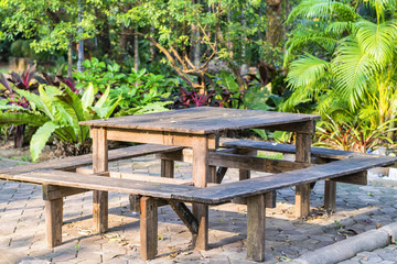 Naklejka premium wood table in the park with sunlight