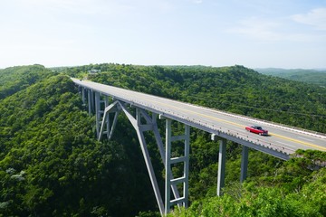 Fototapeta na wymiar Bacunayagua Brücke