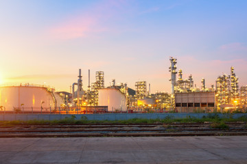 Fototapeta premium Fabryka rafinerii ropy naftowej o zmierzchu, zakład petrochemiczny, ropa naftowa, przemysł chemiczny