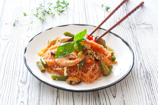 Rice noodles with  vegetabels and seafood